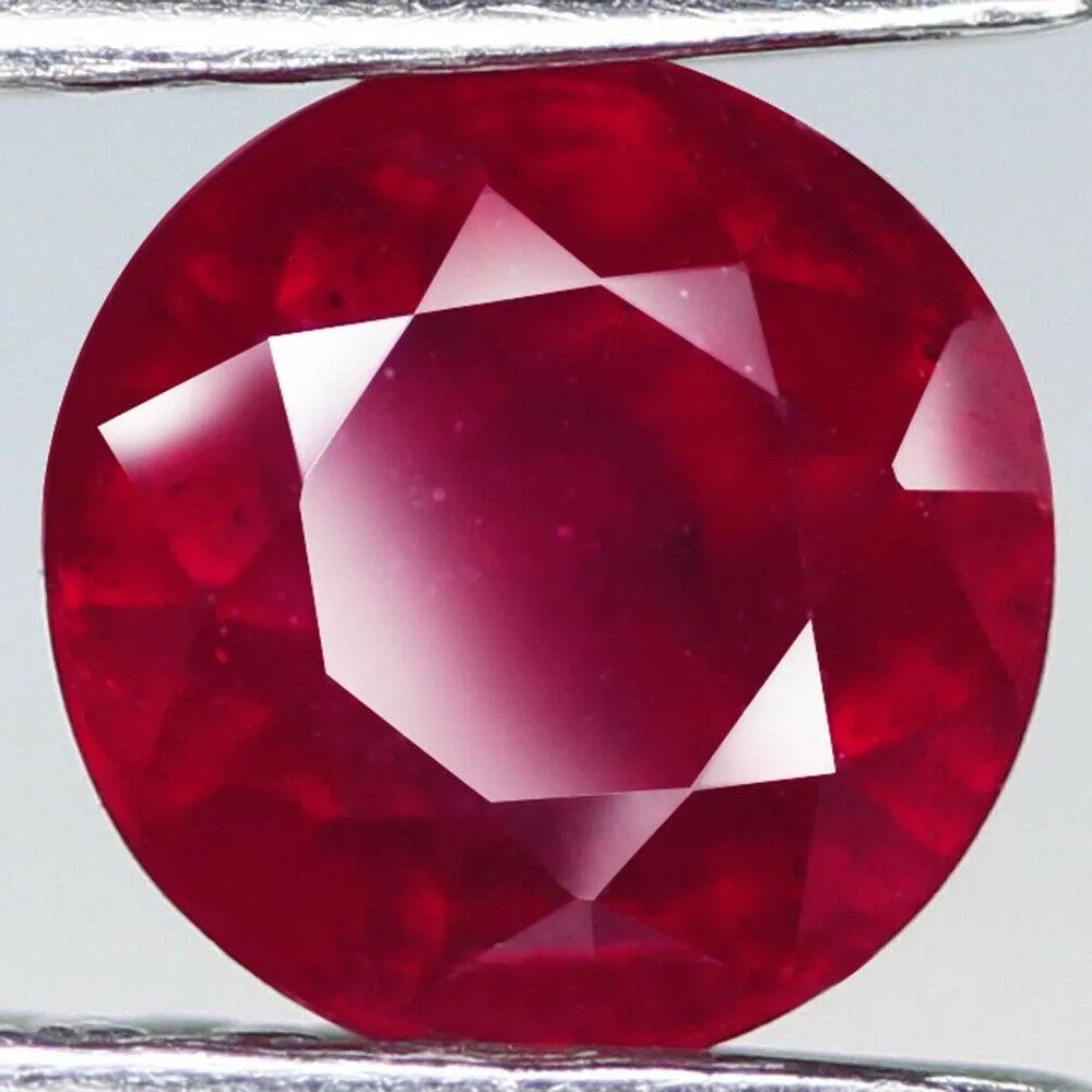 1,93 cts Natural Round Red Ruby (1 of 3)