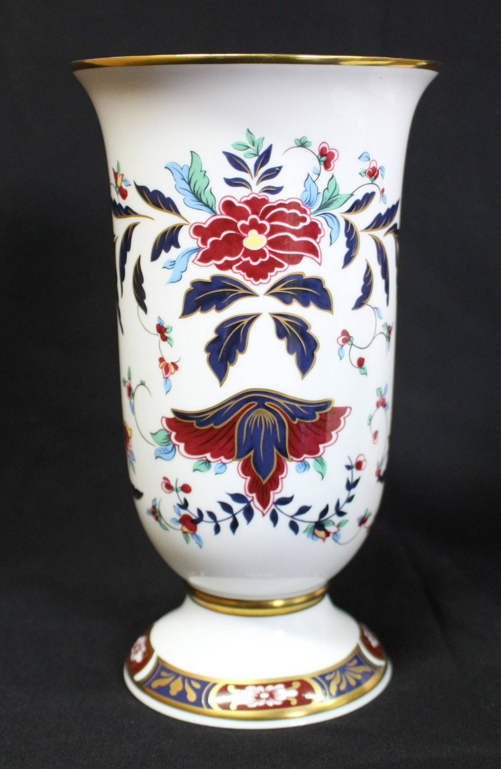 Royal Worcester Prince Regent Vase: Royal Worcester Prince Regent Vase Royal Worcester, Made in England Prince Regent pattern Height: 20 cm / 8 in Full Royal Worcester backstamp; first quality, black Very good condition. No chips, crack