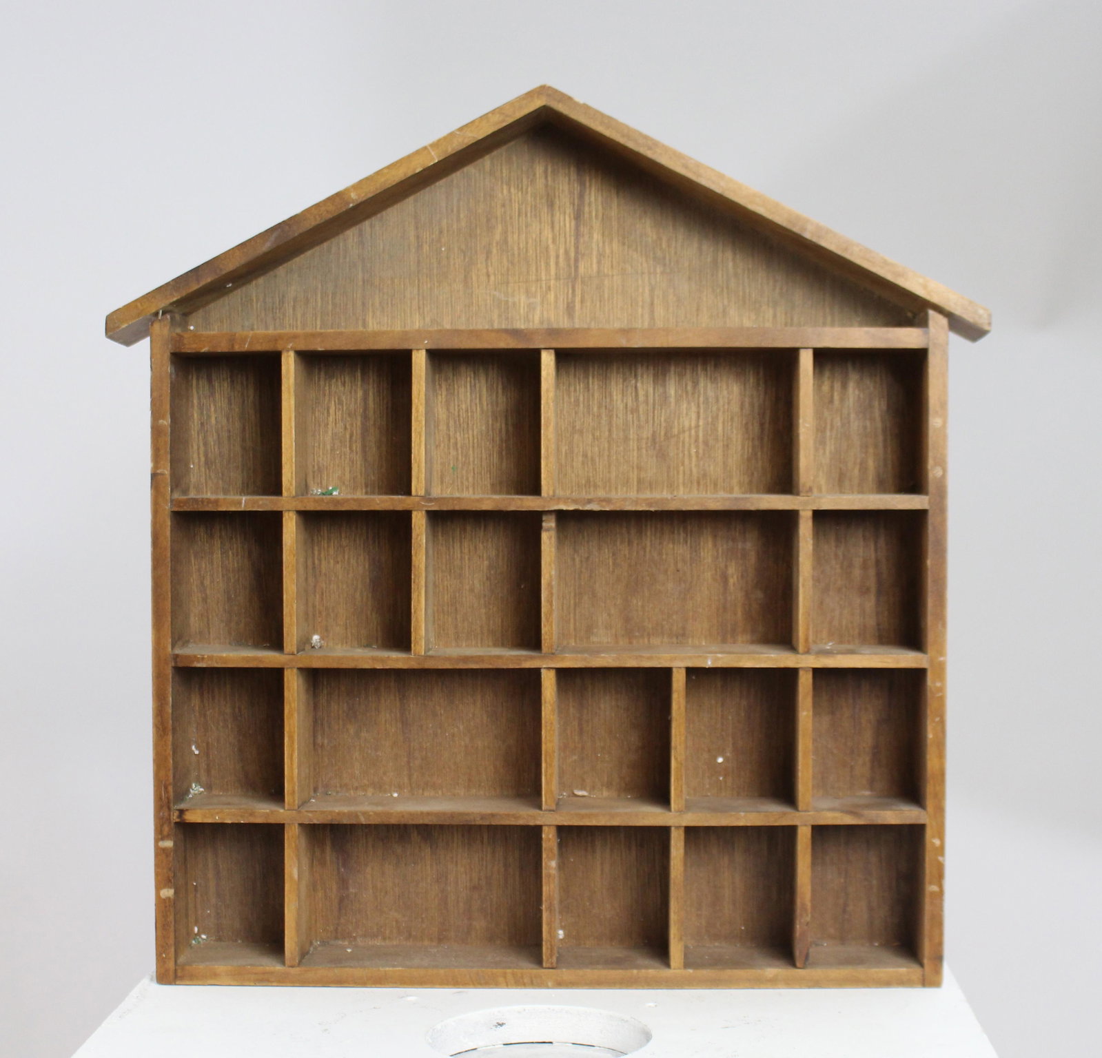 Vintage wooden Pediment Topped Collectors Shelf: Vintage wooden Pediment Topped Collectors Shelf. Width 39.5 cm. Depth: 5 cm. Height: 40.5 cm. Structure sound, wear as pictured Reserve: $14.00 Shipping: Domestic: Flat-rate of $61.00 to anywhere with