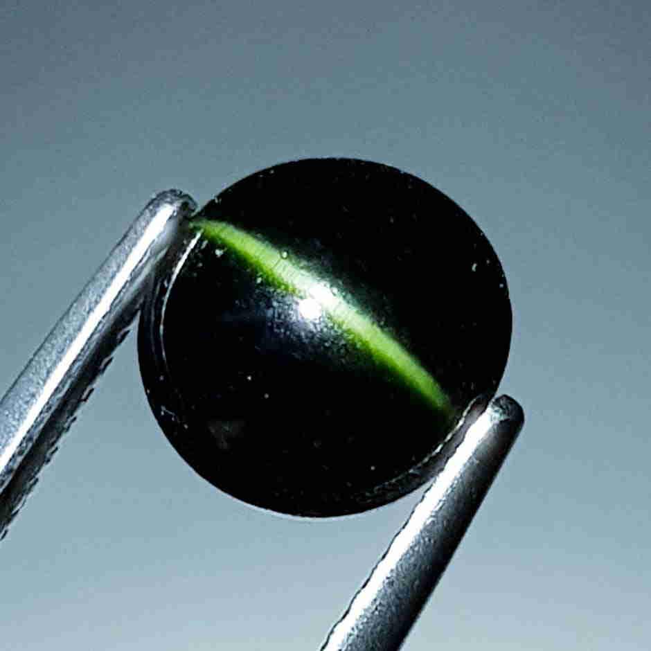 Natural Kornerupine Cat's Eye 4.06 ct: No Reserve! Title: Natural Kornerupine Cat's Eye 4.06 ct Color/Clarity: Opaque Gemstones: Loosegemstone Carat Weights: 4.06 Size/Dimensions: 9.00 x 8.50 x 6.40 Additional Information: Round - Srilanka