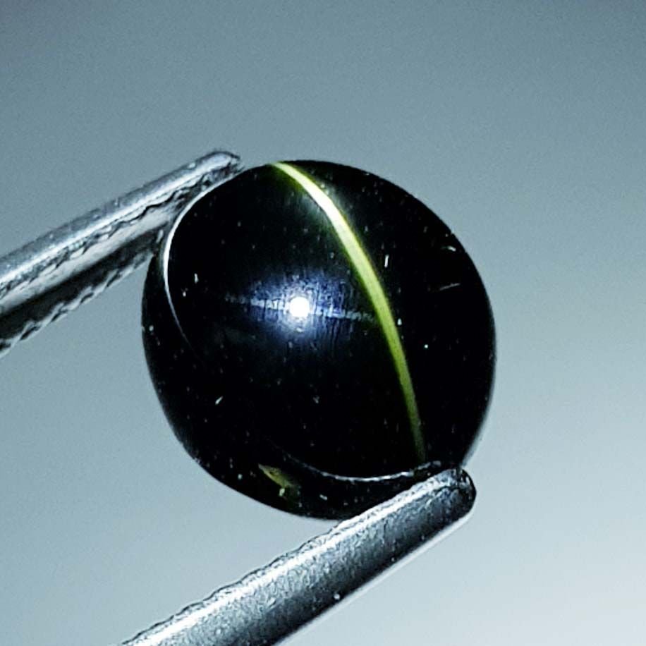Natural Kornerupine Cat's Eye 5.52 ct: No Reserve! Title: Natural Kornerupine Cat's Eye 5.52 ct Color/Clarity: Opaque Gemstones: Loosegemstone Carat Weights: 5.52 Size/Dimensions: 10.00 x 8.60 x 7.50 Additional Information: Oval - Srilanka