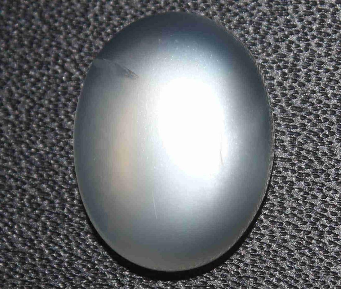 5.63 cts Natural Moonstone: No Reserve! Gemstone : Natural Moonstone Shape : Oval Cabochan Weight : 5.63 carats Measurements : 13.82x10.63x4.96 mm Color : White Transprancy : Transparent Treatment : No Treatment Origin : India C