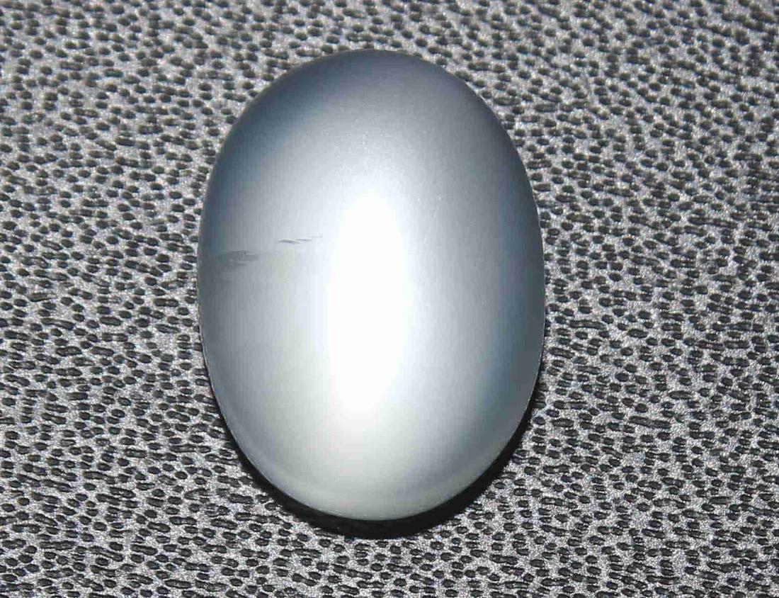 5.86 cts Natural Moonstone: No Reserve! Gemstone : Natural Moonstone Shape : Oval Cabochan Weight : 5.86 carats Measurements : 13.33x9.76x5.71 mm Color : White Transprancy : Transparent Treatment : No Treatment Origin : India Cl