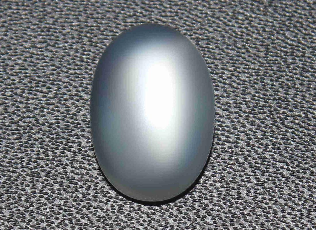 5.85 cts Natural Moonstone: No Reserve! Gemstone : Natural Moonstone Shape : Oval Cabochan Weight : 5.85 carats Measurements : 13.82x9.49x5.88 mm Color : White Transprancy : Transparent Treatment : No Treatment Origin : India Cl