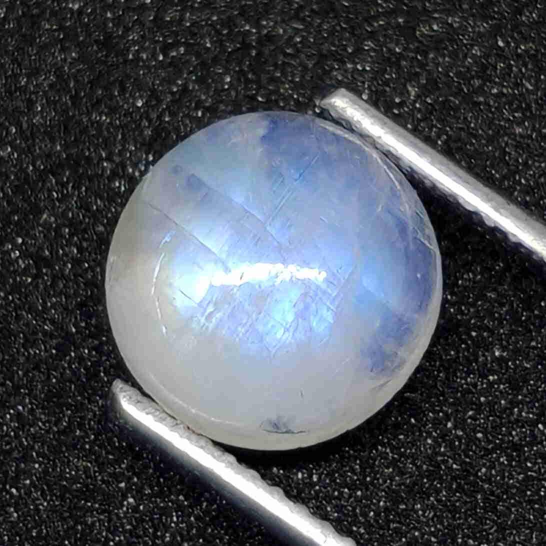 3 ct Natural White Rainbow Moonstone: No Reserve! Title: 3 ct Natural White Rainbow Moonstone Description: Gemstones: Rainbow Moonstone Carat Weights: 3 ct Size/Dimensions: 9 X 9 mm Origin : India Materials & Techniques: Moonstone Weight