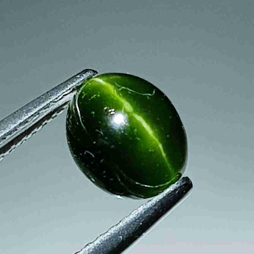 Natural Kornerupine Cat's Eye 2.72 ct: No Reserve! Title: Natural Kornerupine Cat's Eye 2.72 ct Color/Clarity: Opaque Gemstones: Loosegemstone Carat Weights: 2.72 Size/Dimensions: 8.20 x 6.30 x 5.50 Additional Information: Oval - Srilanka 