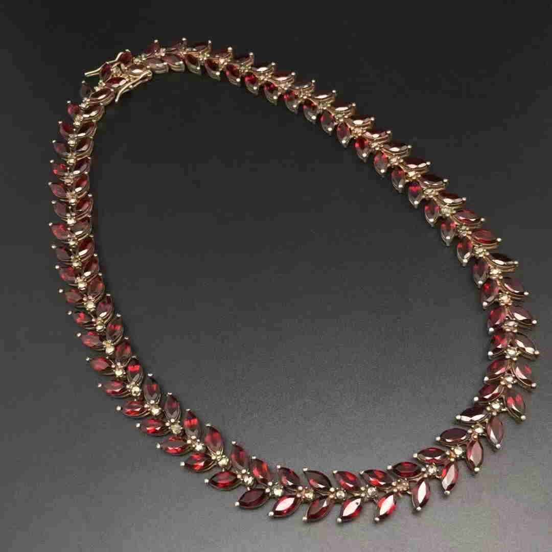British Antique Sterling Silver Garnet Necklace: Title: British Antique Sterling Silver Garnet Necklace Materials: Silver Additional Information: The antique silver garnet necklace, 925 silver standardWeight: 81 gAppearance in good condition, elegan