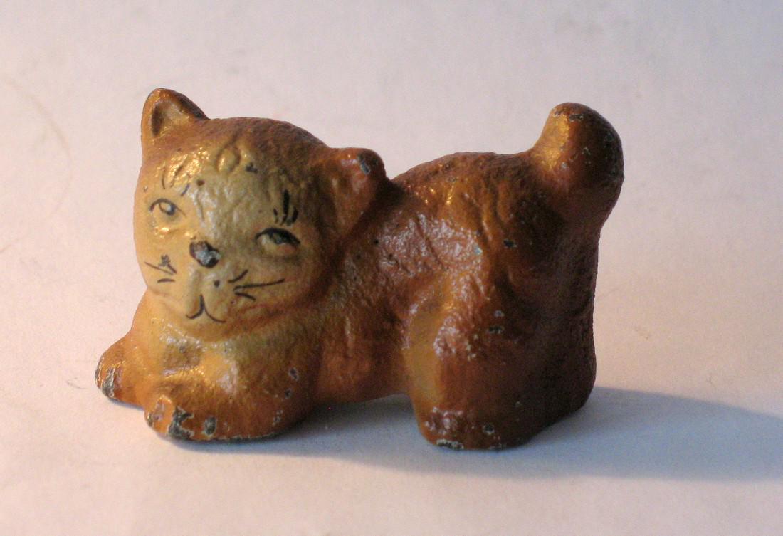 Vintage cast iron Scary cat paper weight. (1 of 2)
