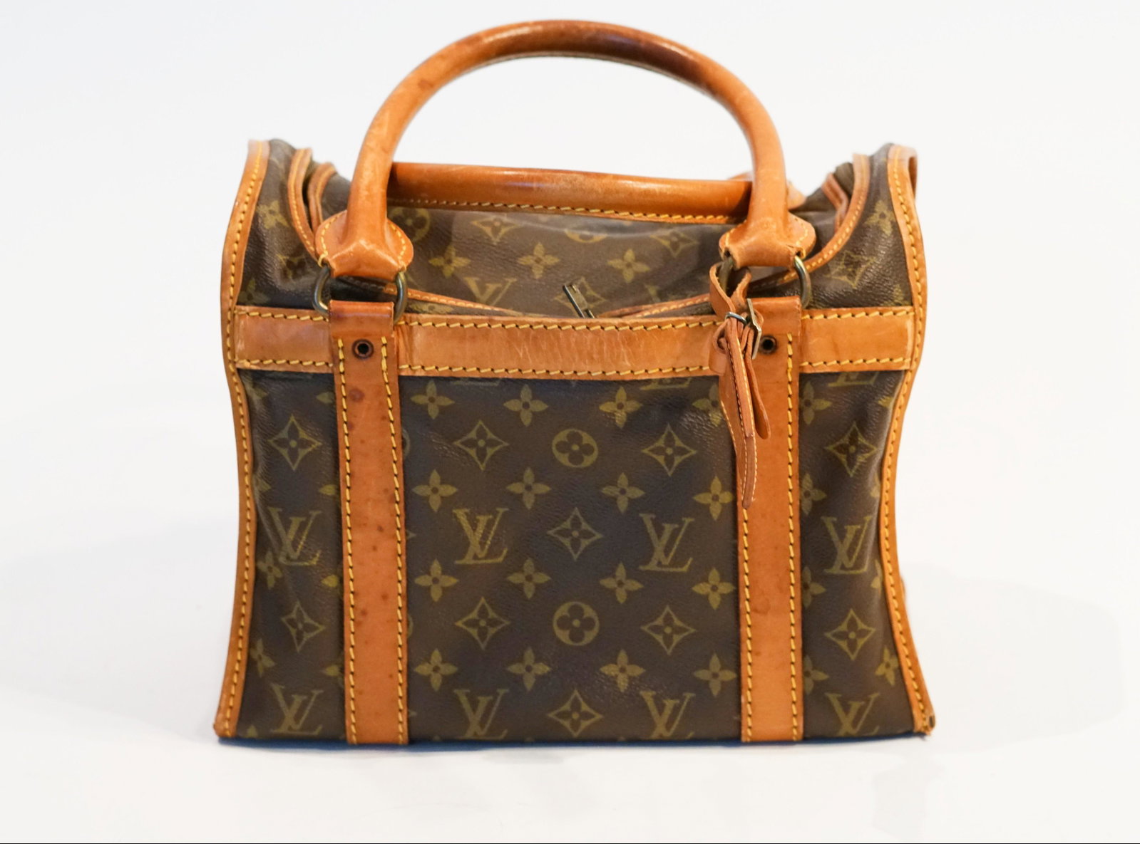 Louis Vuitton Monogram Doggie Handbag: Title: Louis Vuitton Monogram Doggie Handbag Material: Canvas Size/Dimensions: L 12 W 7 H 8 Description: This item has visible signs of wear Reserve: $180.00 Shipping: Domestic: Flat-rate of $15.00 to