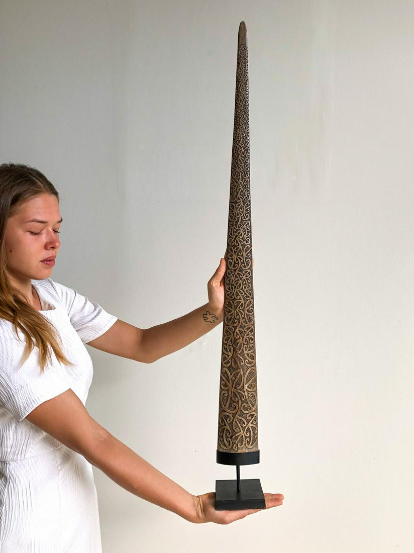Carved swordfish tusk - Maori Mangapore: Title: Carved swordfish tusk - Maori Mangapore Maker: Unknown Origin: Indonesia Date/Period: 2021 Materials: Bone, Steel, Xiphias Gladius Dimensions: Height including stand: 103.5 cm / 40.7 inches Des
