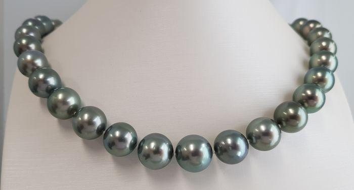 11x14mm Round Peacock Tahitian Pearls - 14 kt. White: Title: 11x14mm Round Peacock Tahitian Pearls - 14 kt. White gold - Necklace Description: A luxury pearl necklace, made with round Tahitian pearls, and completed with a solid invisible clasp. Tahitian 
