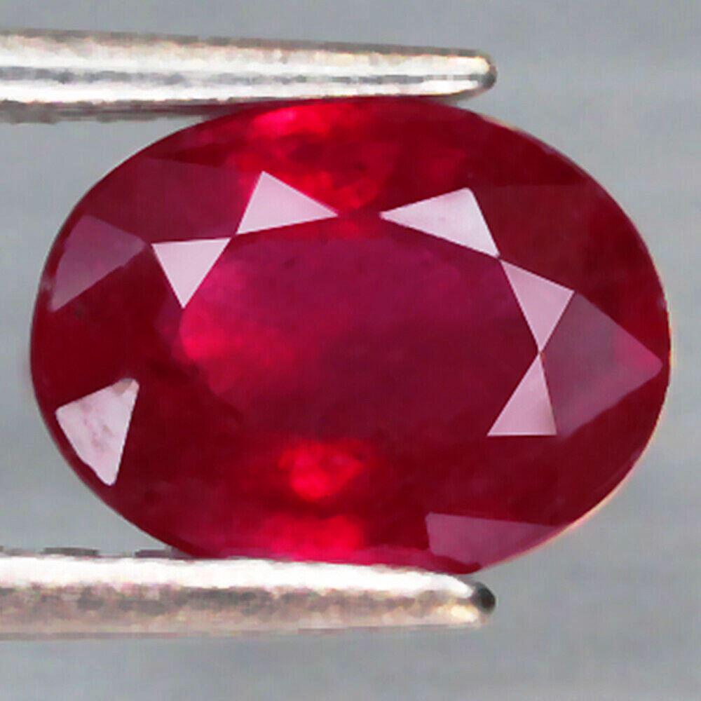 1,30 cts Natural Oval Red Ruby (1 of 3)
