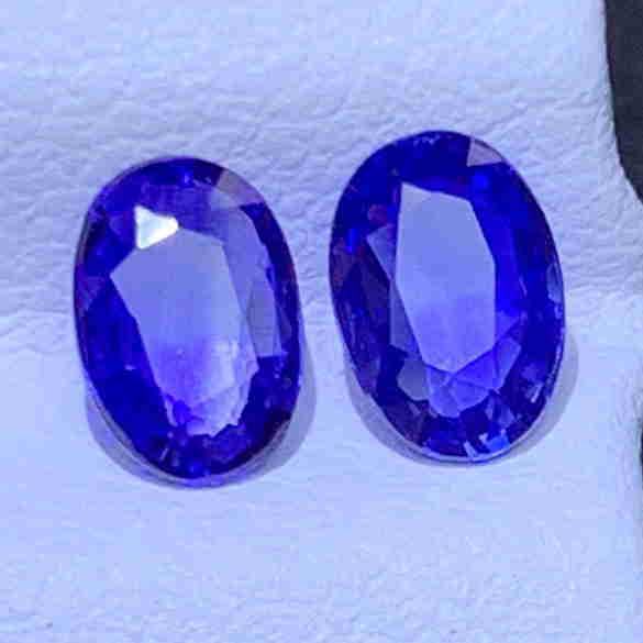 Sapphire, 1.02 Cts Natural Color & Oval Cut 2 capsules (1 of 5)