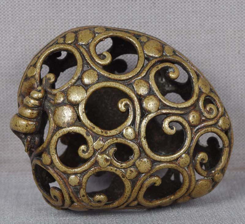 19c netsuke CLAM SHELL by KYUBEI: 19th century unusual bronze netsuke in a form of reticulated hollow clam shell consisting of scrolling vines, and a small turrid shell next to it. Very well designed piece, good detailing, functional 