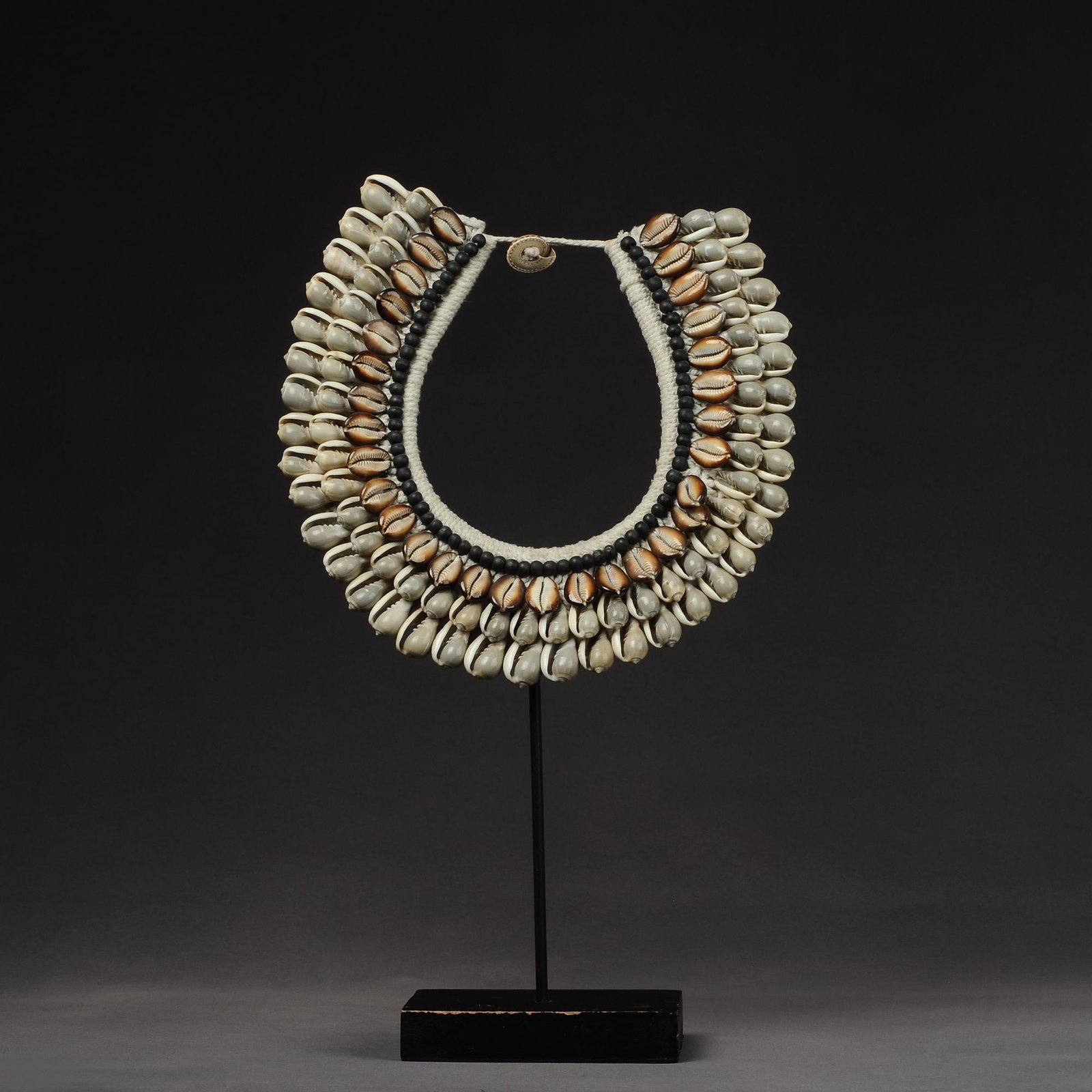 Papua Shell Necklace: Title: Papua Shell Necklace Origin: Asian private collection Date/Period: 20th Materials: Shell Size: Bracket + necklace: 28x47 cm Shell necklace: 28x27cm Description: This is a fabulous old tradition