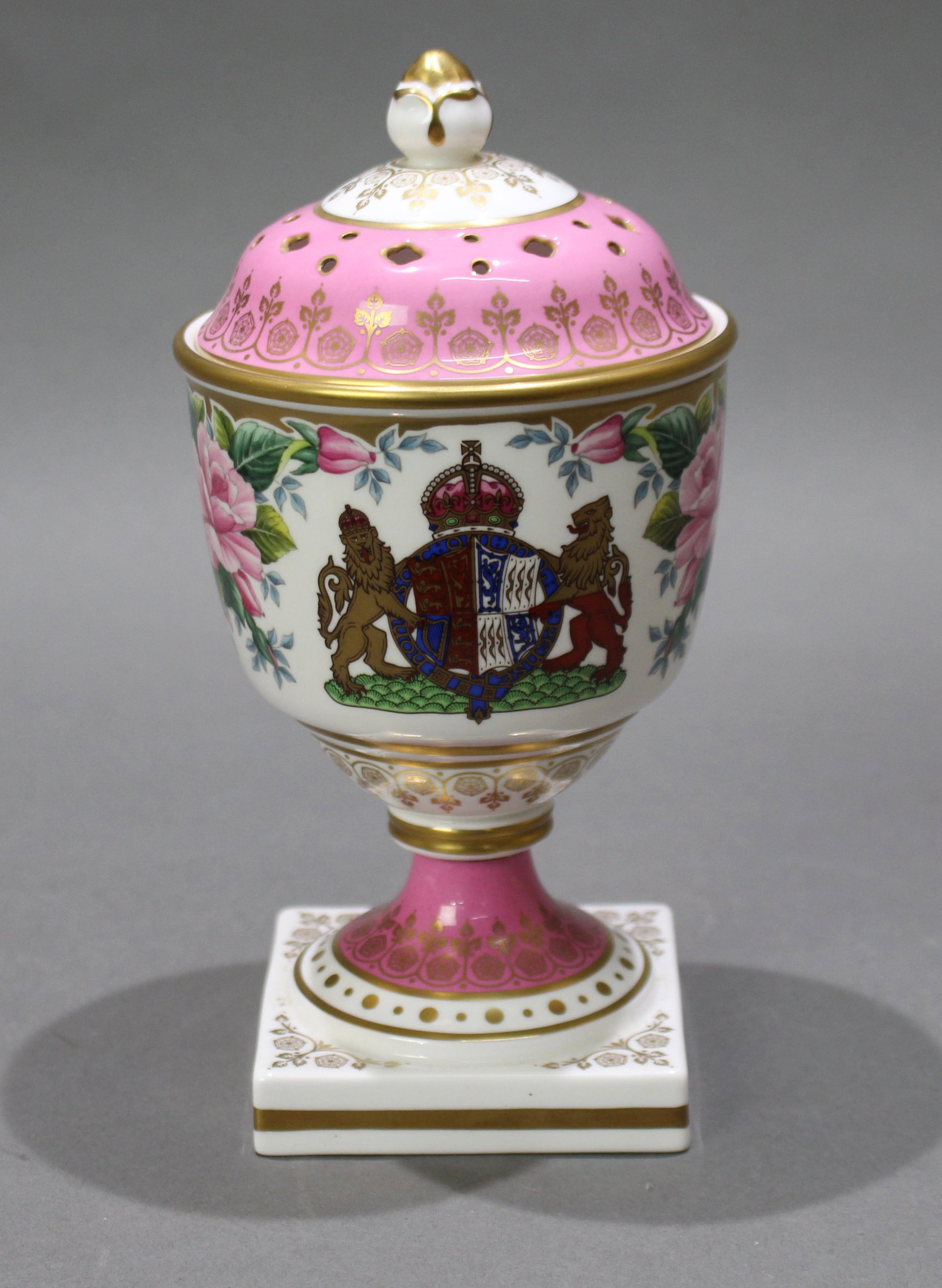 Spode Commemorative Vase & Cover 90th Birthday The Queen Mother: Spode Commemorative Vase & Cover 90th Birthday The Queen Mother Spode. Fine Bone China. England. "To Celebrate the 90th Birthday of H.M.Queen Elizabeth The Queen Mother 4th August 1990". Produced in a