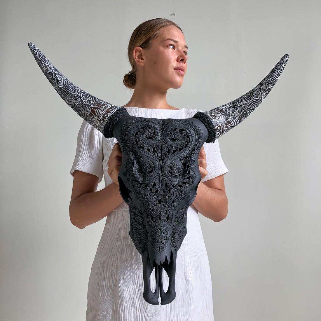 Black cow skull with bohemian horns - Badong motif: Title: Black cow skull with bohemian horns - Badong motif Maker: Unknown Origin: Indonesia Date/Period: 2021 Materials: Bone, Horn, Bos Taurus Dimensions:H: 60 cm / 23.6 inches W: 60 cm / 23.6 inches 