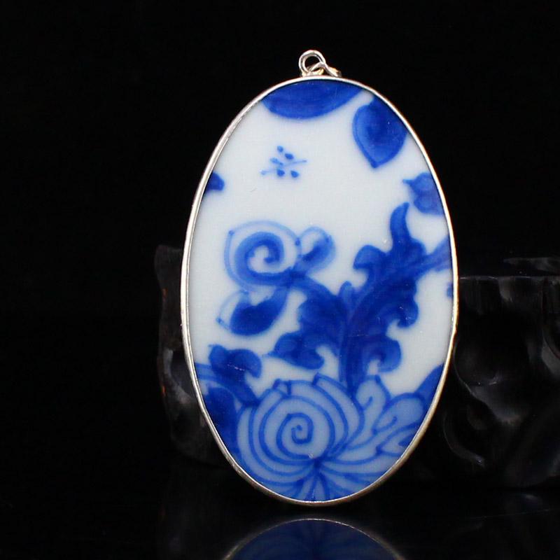 Pure Silver Inlay Blue And White Porcelain Pendant: Title: Pure Silver Inlay Blue And White Porcelain Pendant Date/Period: After 1920 Origin: Chinese Materials: Silver , Porcelain Dimensions: 58 x 37 x 7(mm) 2.28 x 1.46 x 0.27(inches) Weight: 0.05 lbs/