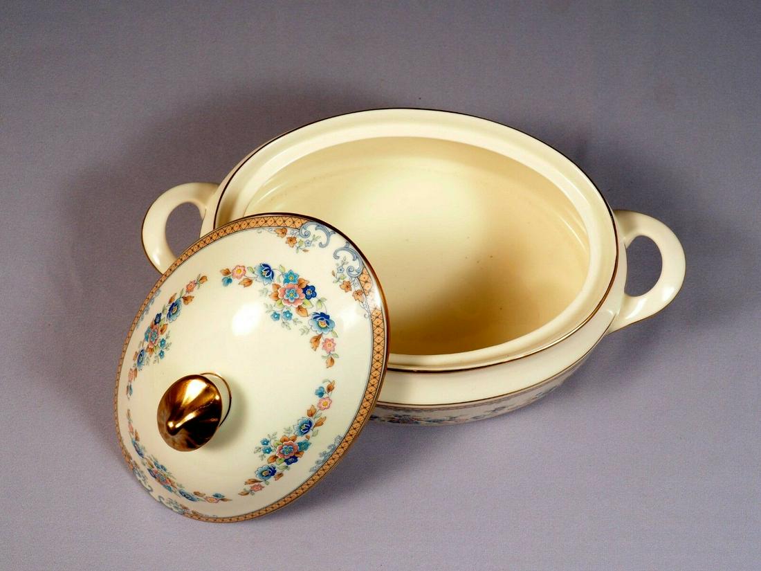 Minton Royal Doulton Avonlea Soup Vegetable Tureen EXCELLENT Cream: This is rare and gorgeous soup/vegetable covered tureen, from the famous Avonlea collection by Minton/Royal Doulton - Made in England. The tureen is properly marked with Minton globe and name of the p