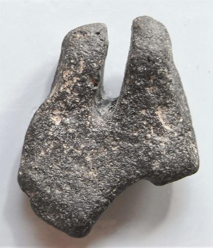 PHILIPPINITE TEKTITE - FROM METEORITE IMPACT: Title: PHILIPPINITE TEKTITE - FROM METEORITE IMPACT Origin: Paracale, Camarines Norte, Luzon, Philippines Size: 2x2x1 cm / 6 gram Description: phantastic sculptural small philippinite tektite Reserve: