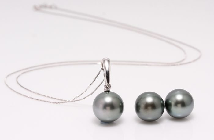14 kt. White Gold - 10x11mm Peacock Tahitian Pearls - Set: Title: 14 kt. White Gold - 10x11mm Peacock Tahitian Pearls - Set Description: Emerging from the tropical lagoons of French Polynesia, these 3 pearls have a natural beautiful peaock green color with ey