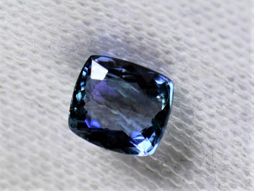 2,06 ct Natural Tanzanite IGI report 2,06 ct: Title: 2,06 ct Natural Tanzanite IGI report 2,06 ct Color Clarity: bluish violet vvs Gemstone: Natural Tanzanite IGI report 2,06 ct Carat weights: 2,06 ct Size/Dimensions: 7,28x7,29x4,26 Origin: tanza
