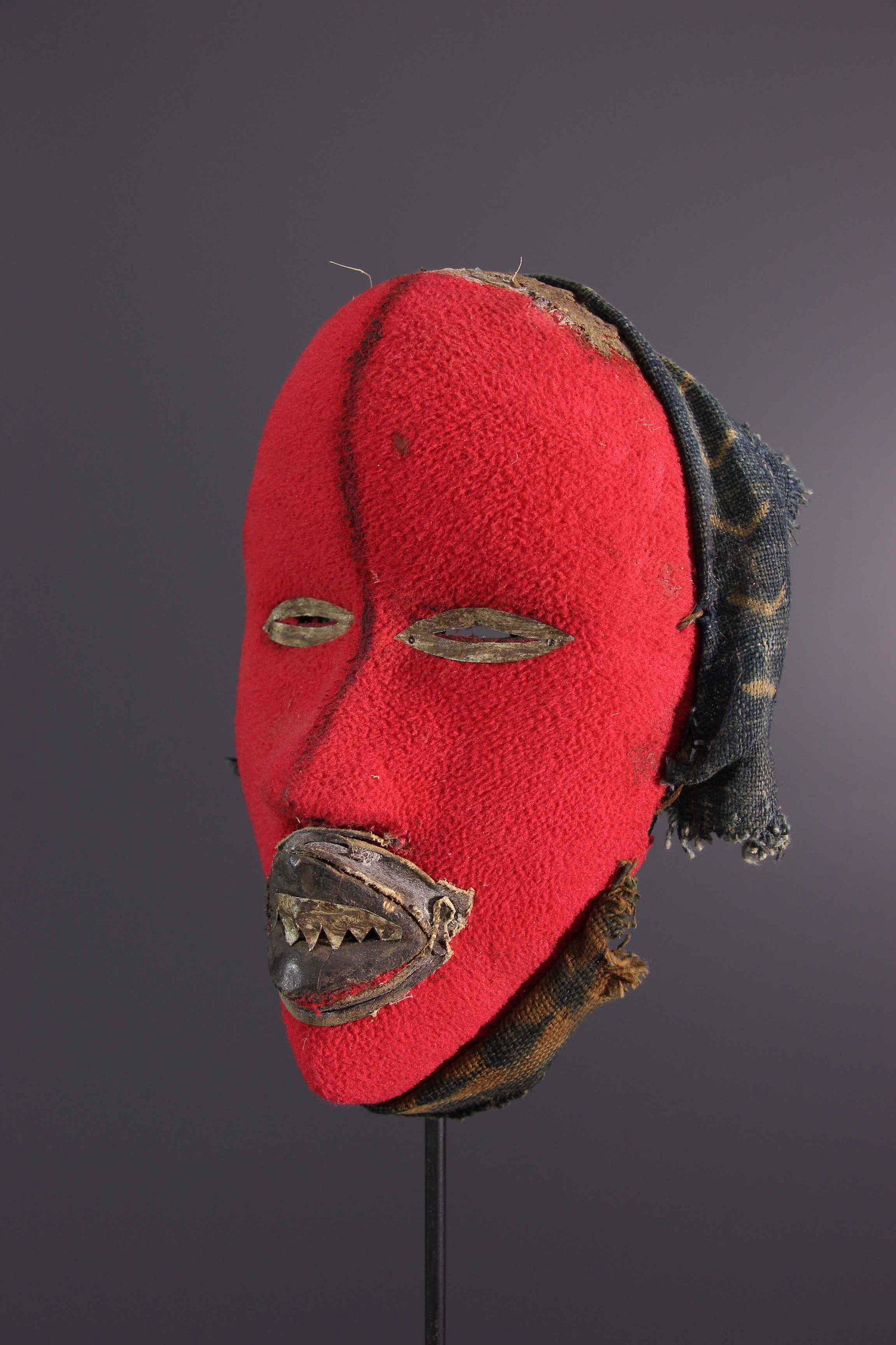 Dan Zapkei mask - Ivory Coast - African Art Tribal Art: Title: Dan Zapkei mask - Ivory Coast - African Art Tribal Art Item Category: Mask Alleged Seniority: Mid 20th century Origin: Ivory Coast Materials: Wood, fabric, metal Dimensions: 9,45 Inch Weight: 0