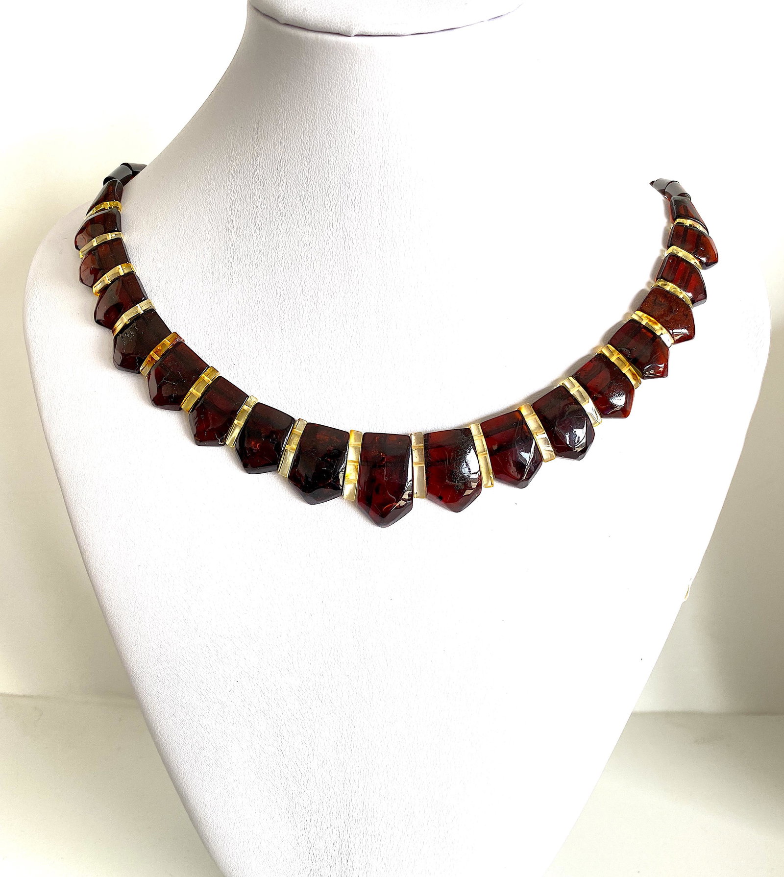 Beautiful Amber Cleopatra necklace: Title: Beautiful Amber Cleopatra necklace Metal: None Gemstones: Amber Weight: 15.9 g Size: Size: 460.0 x 23.0 x 6.0 mm Made of: Whole Stone Additional Information: Amber does not contain any other su