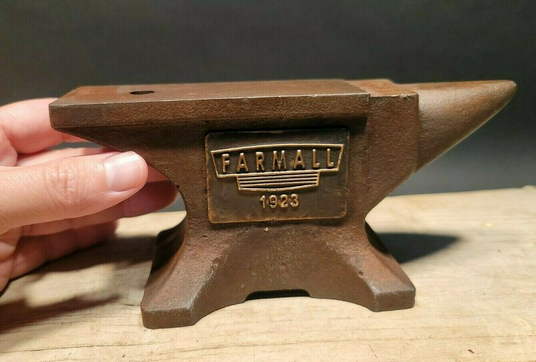 Cast Iron Farmall 1923 Small Anvil (1 of 12)