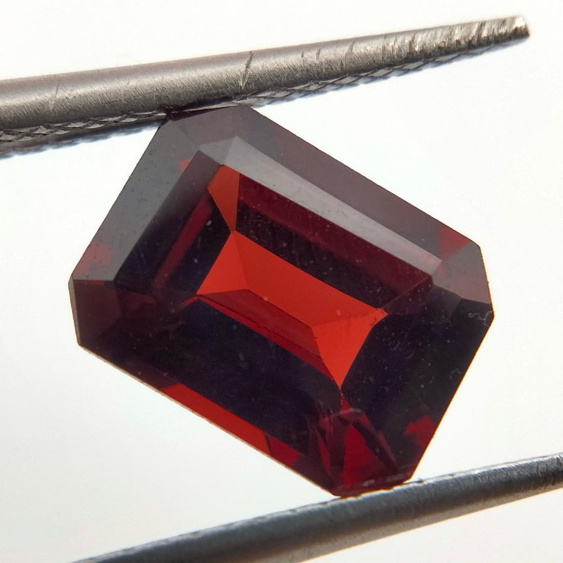 Natural Emerald Cut 2.0 Carats Garnet Loose Gemstone (1 of 9)