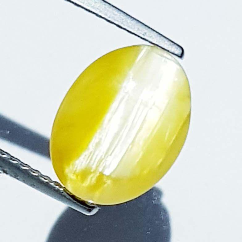 3.95 ct Natural Opal Cat's Eye: No Reserve! Title: 3.95 ct Natural Opal Cat's Eye Color/Clarity: Semi Transparent Gemstones: Loosegemstone Carat Weights: 3.95 Size/Dimensions: 12.20 x 9.50 x 6.20 Additional Information: Oval - Afric