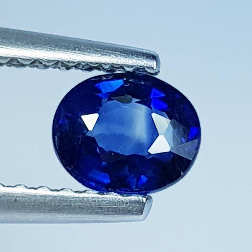 0.92 ct Natural Blue Sapphire: No Reserve! Title: 0.92 ct Natural Blue Sapphire Color/Clarity: VS Gemstones: Loosegemstone Carat Weights: 0.92 Size/Dimensions: 7.00 x 5.00 x 2.90 Additional Information: Oval - Burma Shipping: Dom