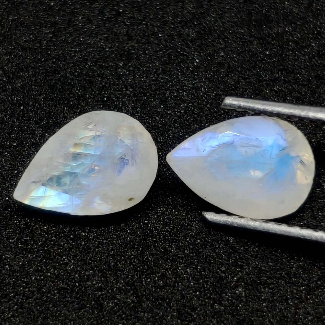 2.95 ct Natural White Rainbow Moonstone Pair: No Reserve! Title: 2.95 ct Natural White Rainbow Moonstone Pair Additional Information: Gemstones: Rainbow Moonstone Carat Weights: 2.95 ct Size/Dimensions: 9 X 6 Origin : India Materials: Moonstone S