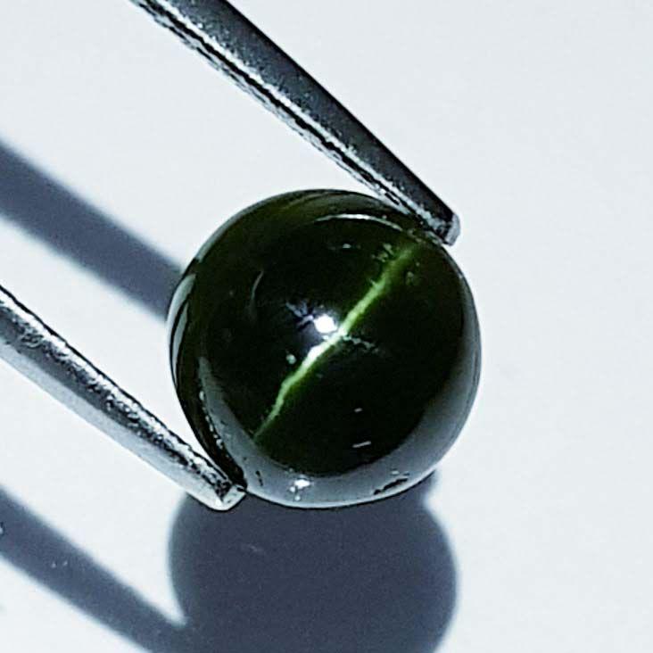 Natural Kornerupine Cat's Eye 2.87 ct: No Reserve! Title: Natural Kornerupine Cat's Eye 2.87 ct Color/Clarity: Opaque Gemstones: Loosegemstone Carat Weights: 2.87 Size/Dimensions: 8.30 x 8.00 x 4.80 Additional Information: Round - Srilanka