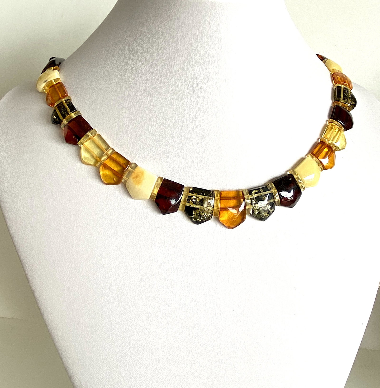 Impressive Amber Cleopatra necklace: Title: Impressive Amber Cleopatra necklace Metal: None Gemstones: Amber Weight: 12.3 g Size: Size: 460.0 x 16.0 x 4.5 mm Size: 18.11 x 0.63 x 0.177 inches Made of: Whole Stone Additional Information: 