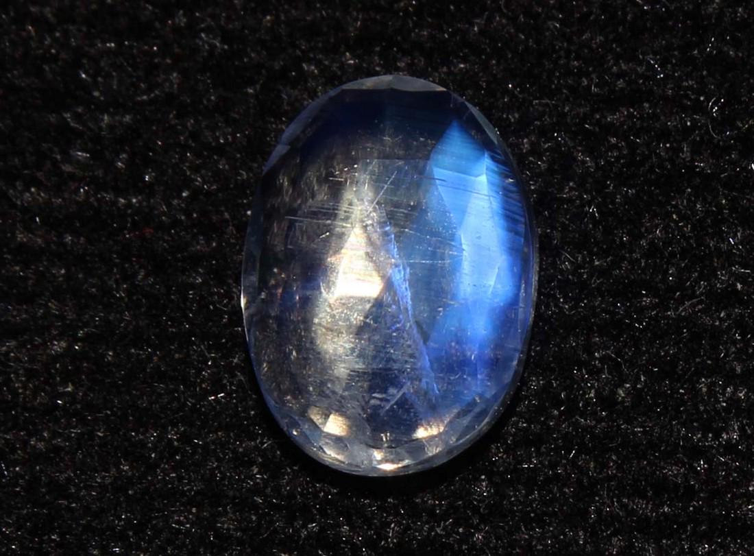 0.95 Cts Natural Rainbow Moonstone (1 of 2)