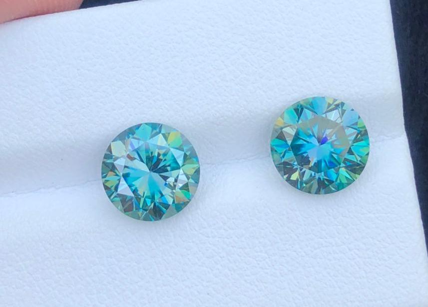5 Carats Beautiful Pair Pieces Moissanite: Title: 5 Carats Beautiful Pair Pieces Moissanite Gemstones: Moissanite Carat Weights: 5 Carats Size/Dimensions: 8.5x8.5x5.5 MM Additional Information: Natural Reserve: $80.00 Shipping: Domestic: Flat
