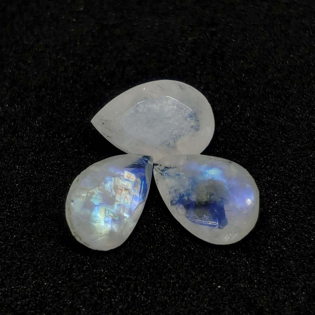 3.50 ct Natural White Rainbow Moonstone: No Reserve! Title: 3.50 ct Natural White Rainbow Moonstone Description: Gemstones: Rainbow Moonstone Carat Weights: 3.50 ct Size/Dimensions: 9 X 6 Origin : India Gemstone: Moonstone Quantity: 1 Sh