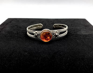 Remarkable Vintage Amber Bangle Bracelet: Title: Remarkable Vintage Amber Bangle Bracelet Metal: None Gemstones: Amber Weight: 24.9 g Size: Inner diameter: 67.0 x 49.0 mm Size: 11.4 x 20.0 x 69.9 mm Size: 0.449 x 0.787 x 2.752 inches 