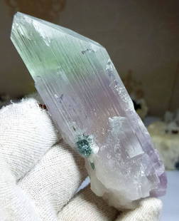Bi Color Kunzite Spodumene Crystal With Indicolite Tourmaline: Bi Color Kunzite Spodumene Crystal With Indicolite Tourmaline Spray Completely Terminated And Undamaged - Natural Weight - 145 Gram Dimensions : 112*38*24 mm Treatment : Natural origin :