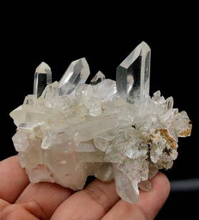 Clear Quartz Cluster - Healing Mineral - 138 Grams - 84X71X48 mm: Clear Quartz Cluster - Healing Mineral - 138 Grams - 84X71X48 mm Reserve: $200.00 Shipping:Domestic: Flat-rate of $23.00 to anywhere within the contiguous U.S.International: Foreign shipping rates