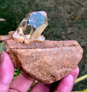 Amazing Quartz Crystal on Matrix - 227 Grams - 102X80X46 mm: Amazing Quartz Crystal on Matrix - 227 Grams - 102X80X46 mm Reserve: $190.00 Shipping:Domestic: Flat-rate of $23.00 to anywhere within the contiguous U.S.International: Foreign shipping rates are