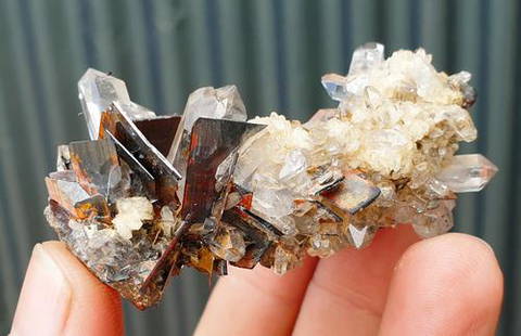 Natural & Unheated~ Brown Brokite With Quartz Crystal Bunch Specimen: Title: Natural & Unheated~ Brown Brokite With Quartz Crystal Bunch SpecimenColor/Clarity: BrownGemstone Type: Mineral SpecimenCarat Weights: 197.85 CtsSize/Dimensions: 55x41x35 mm Reserve: $350.00 