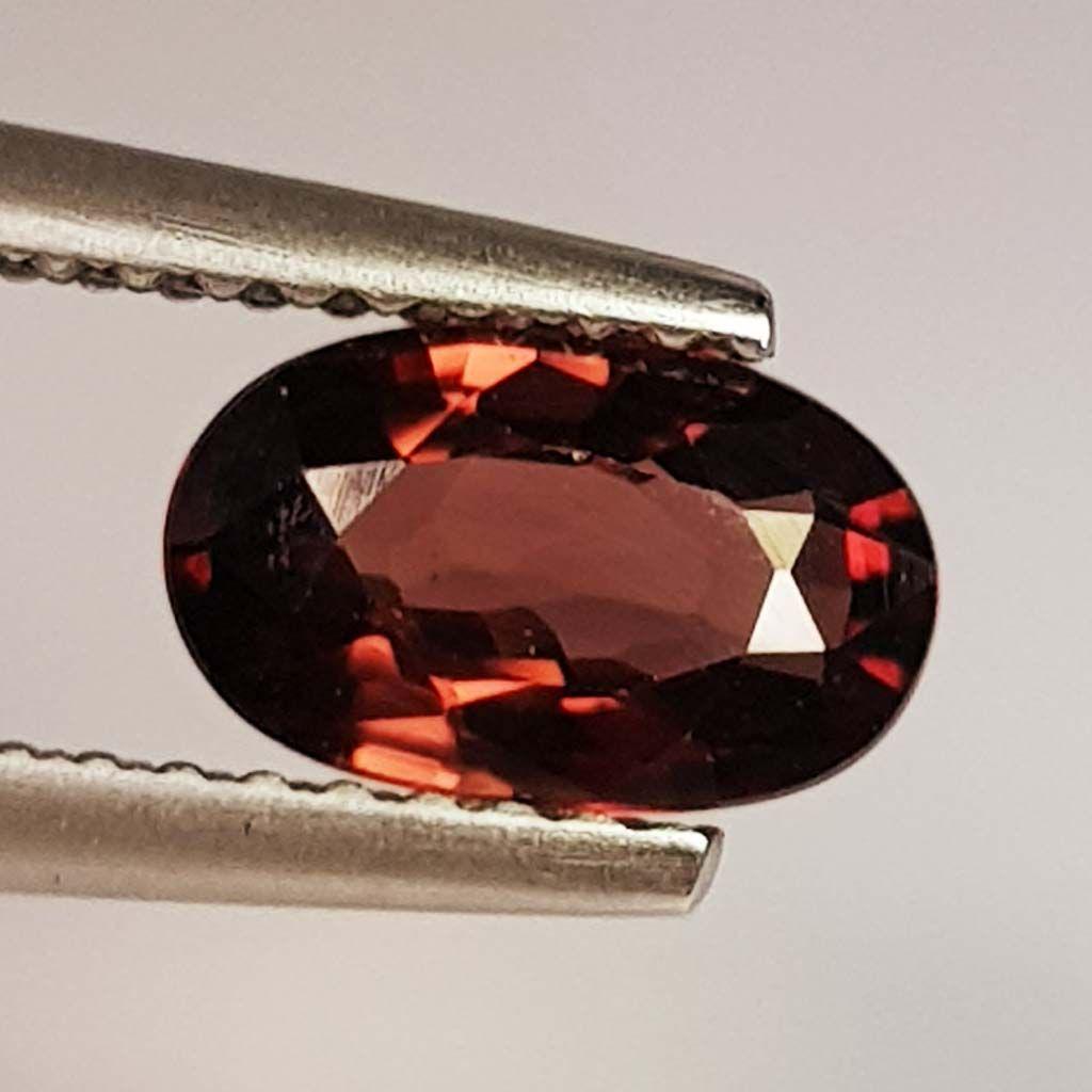 1.47 ct Natural Zircon Oval Cut: No Reserve! Title: 1.47 ct Natural Zircon Oval Cut Color/Clarity: VVS Carat Weight: 1.47 Size/Dimensions: 8.10 x 5.00 x 3.00 Additional Information: Oval - Cambodia Shipping: Domestic: Flat-rate of $