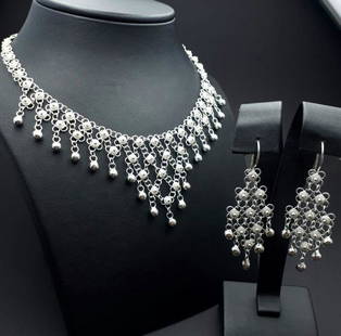 925 Sterling Silver - Set: Set Gender : Women Material : 925 Sterling Silver Necklace and Earring set Necklace : 46 cm / 18,10 in Earring : 4 cm / 1,60 in TotaL Weight :26 gr Condition : New / Unused Item no:US921 