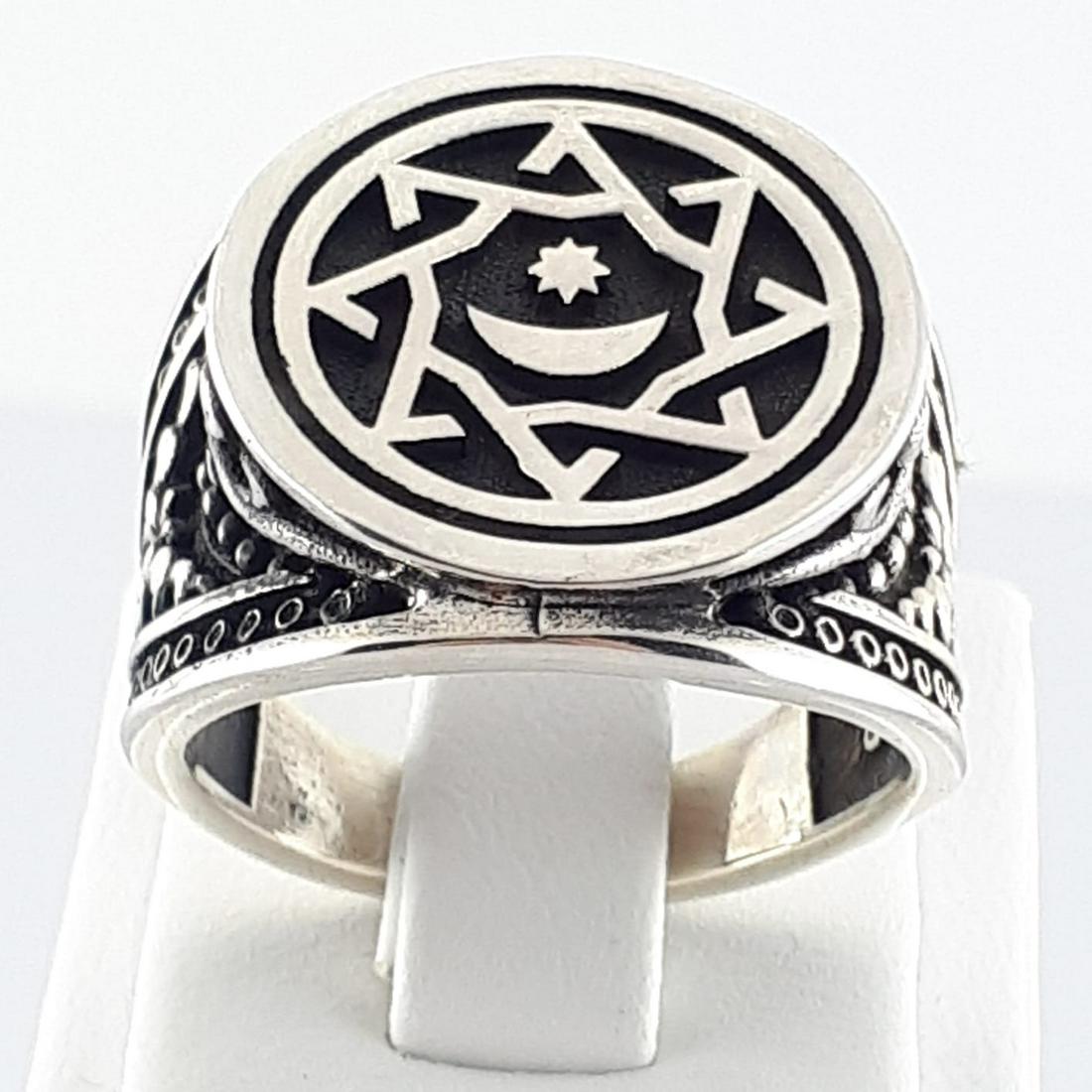 925 Sterling Silver - Ring: Ring Gender : Men Material : 925 Sterling Silver Weight : 13,44 gr Condition : NEW / Unused Size : US:10 , EU:62.1 , UK:T , D:20 mm Free resizing on demand Item no:C316A
