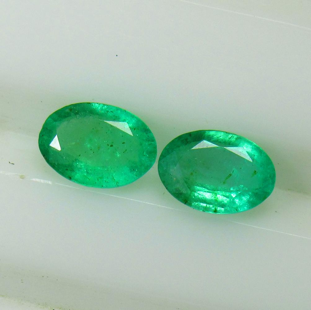 0.88 Ct Natural 2 Zambian Emerald Oval Cut Pair (1 of 2)