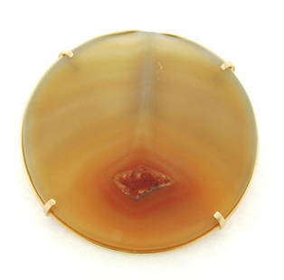 Large Unique Carved Agate Druzy Quartz 14K Yellow Gold Round Pendant: This is a beautiful and rare carved agate druzy quartz 14k yellow gold pendant. The pendant has a unique design with an agate and druzy quartz opening. The pendant has a gold frame with 2 loops on