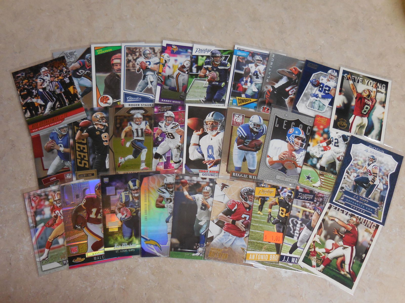 FOOTBALL CARD LOT W/ STARS & HOFERS\ (1 of 2)