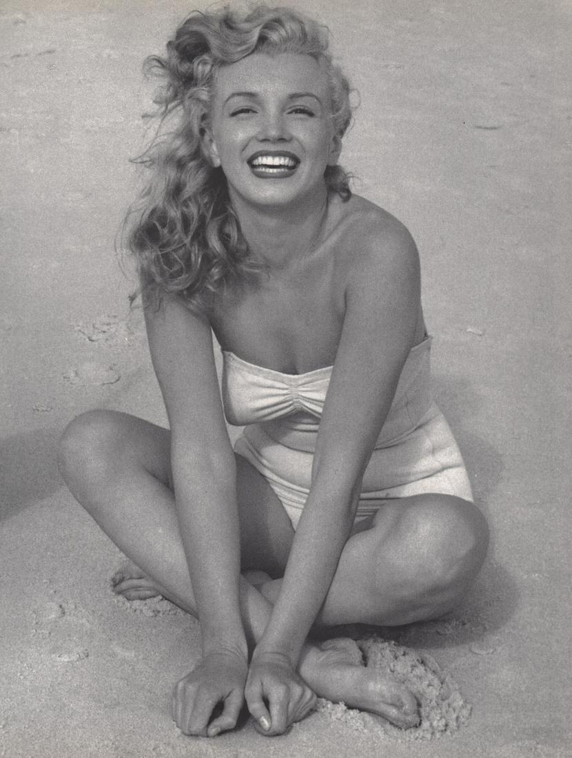 ANDRE DE DIENES - Marilyn Monroe (Norma Jean) on the beach (1 of 1)